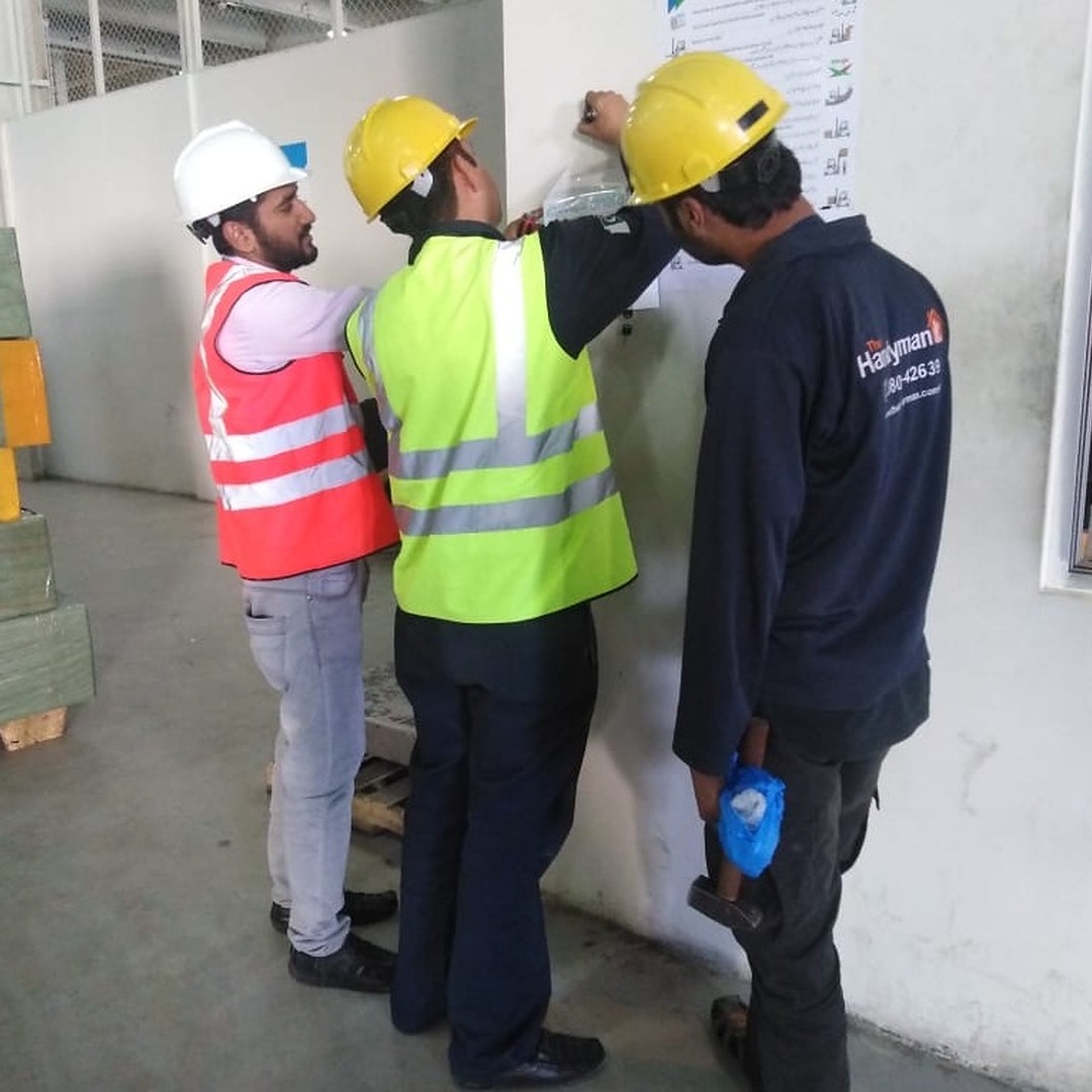 Supervisor discuss project progress with two team members